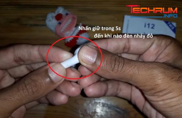 Cách Reset tai nghe Bluetooth i12 bước 3